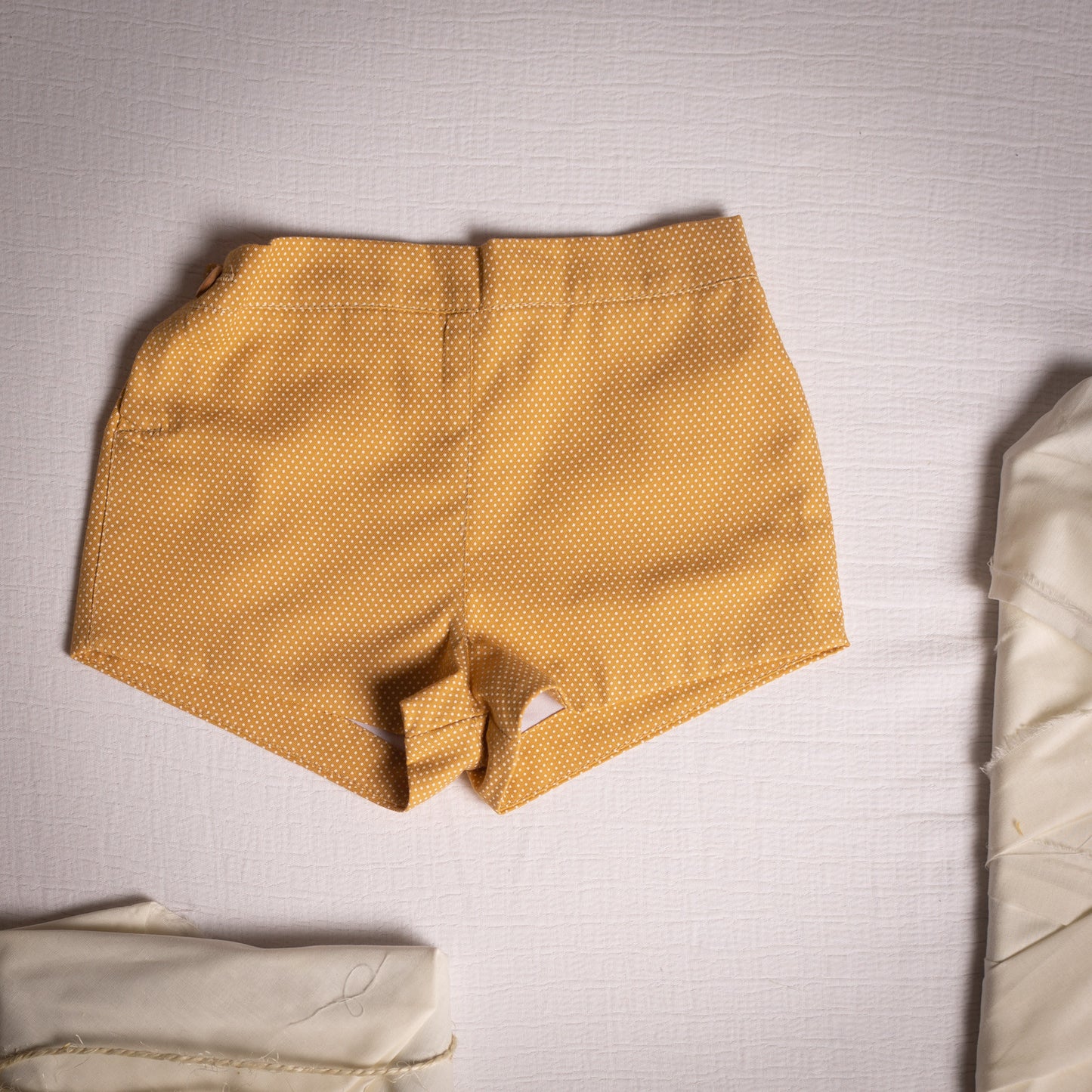 Pantalón corto topos mostaza