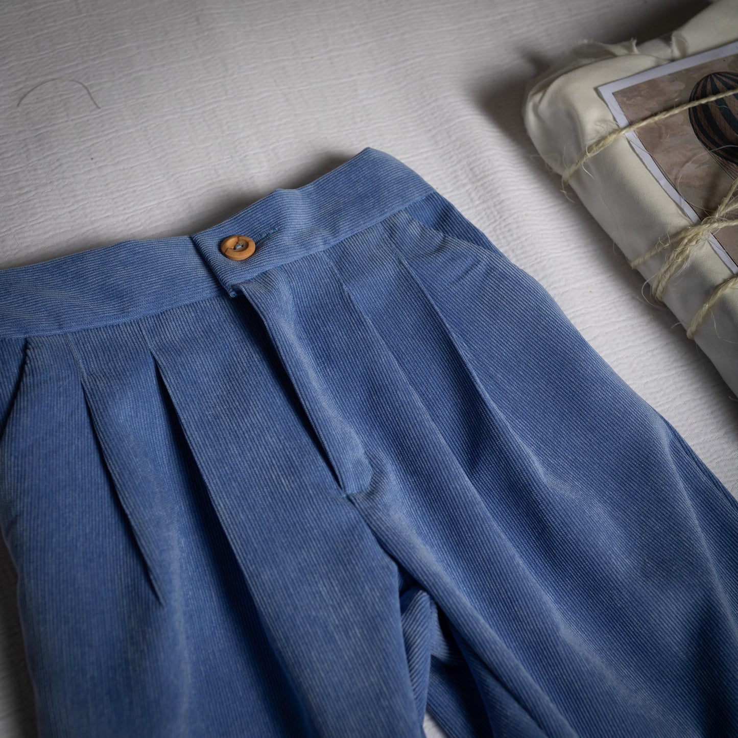 Pantalón pinzas pana azulada