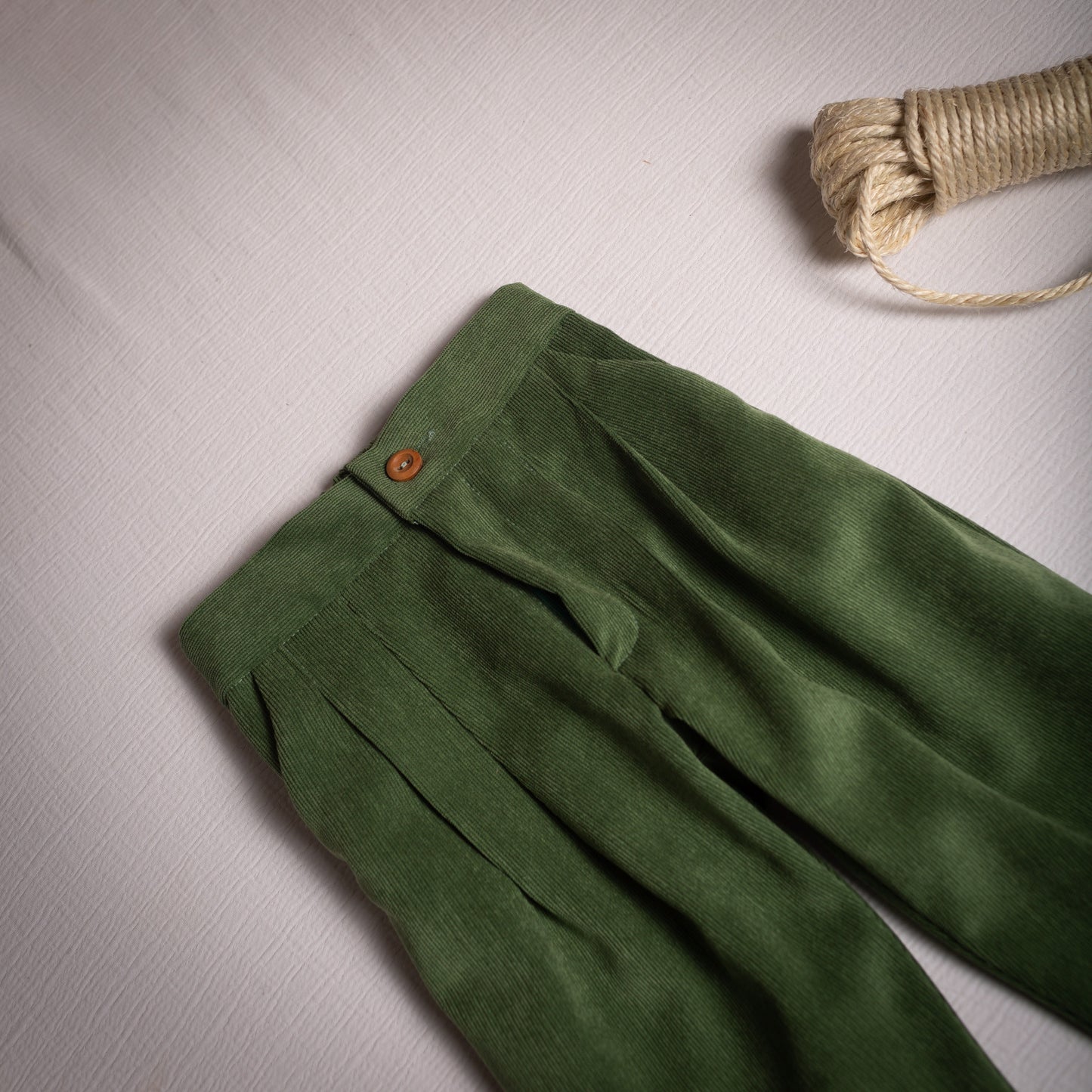 Pantalón pinzas pana oliva