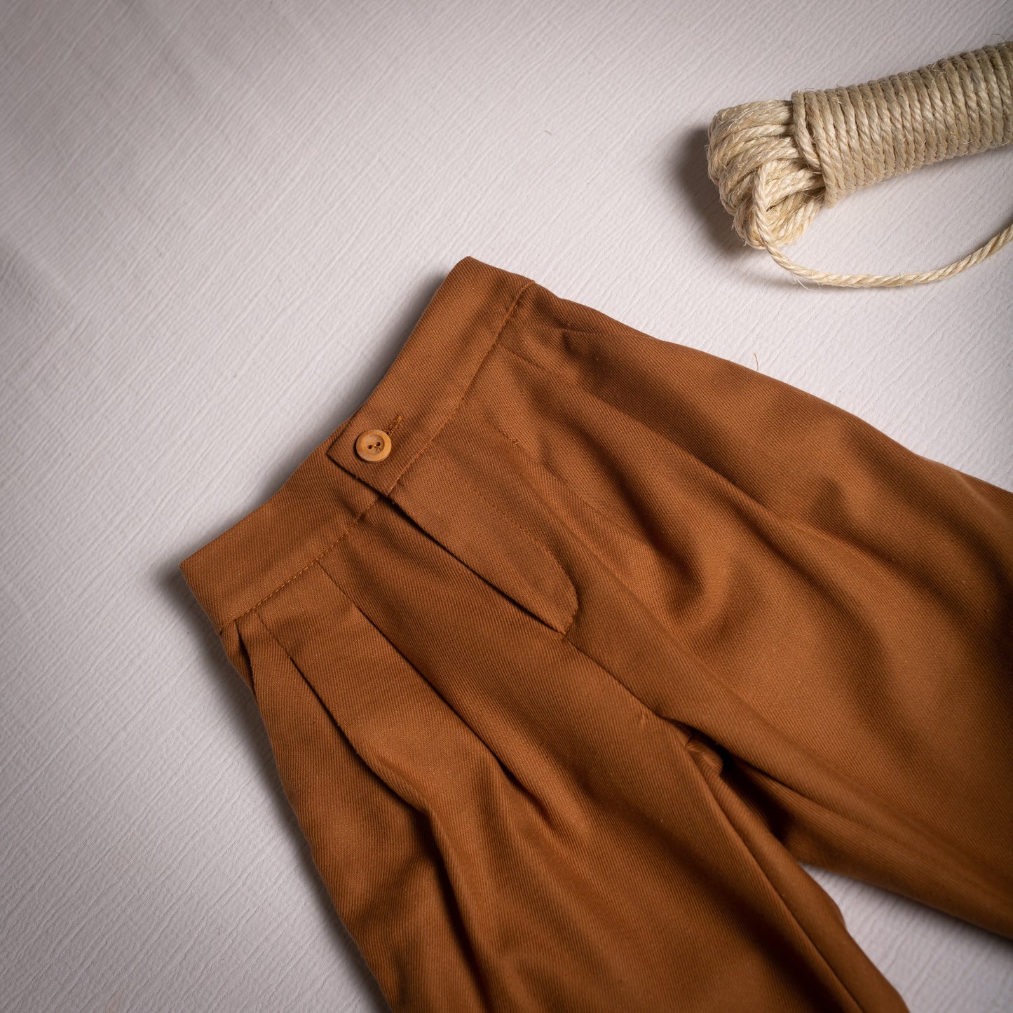 Pantalón pinzas toffee