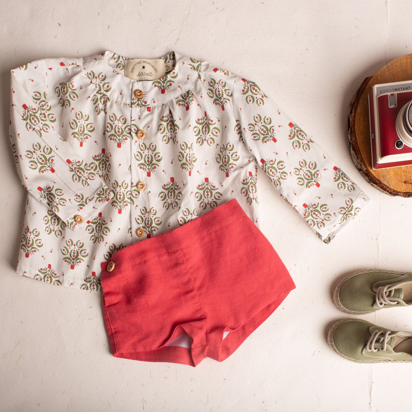 Red linen short