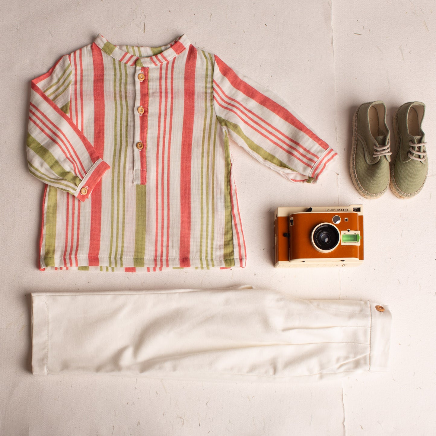 White pleated jeans