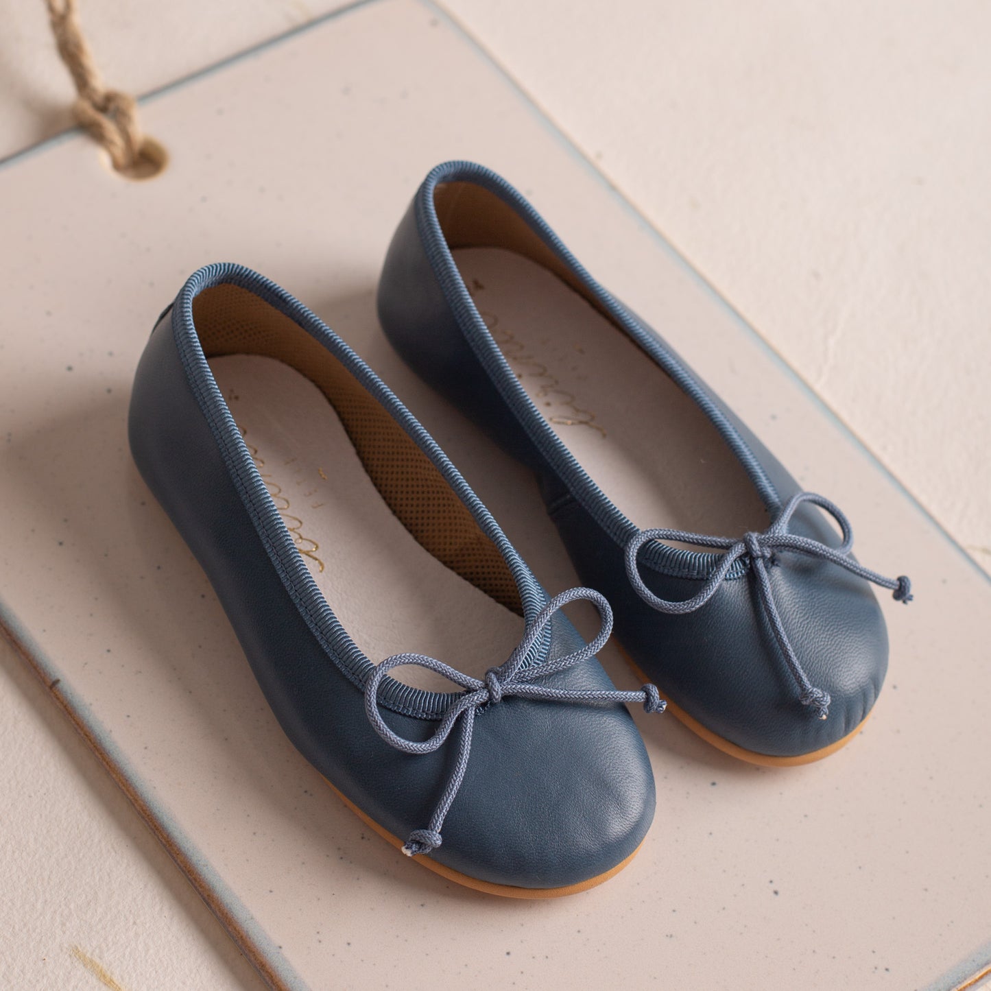 Manoletina tibet navy