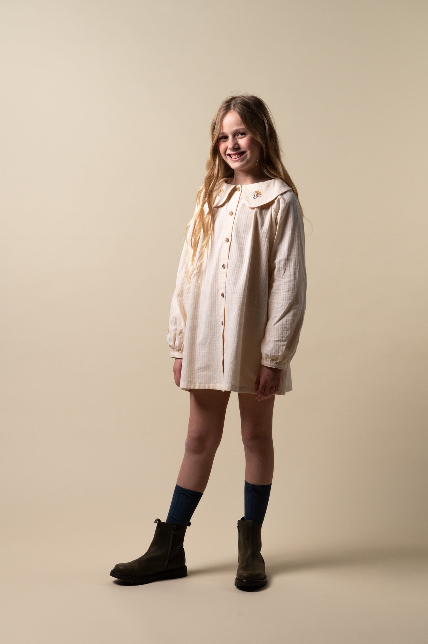 Vestido bordado crudo