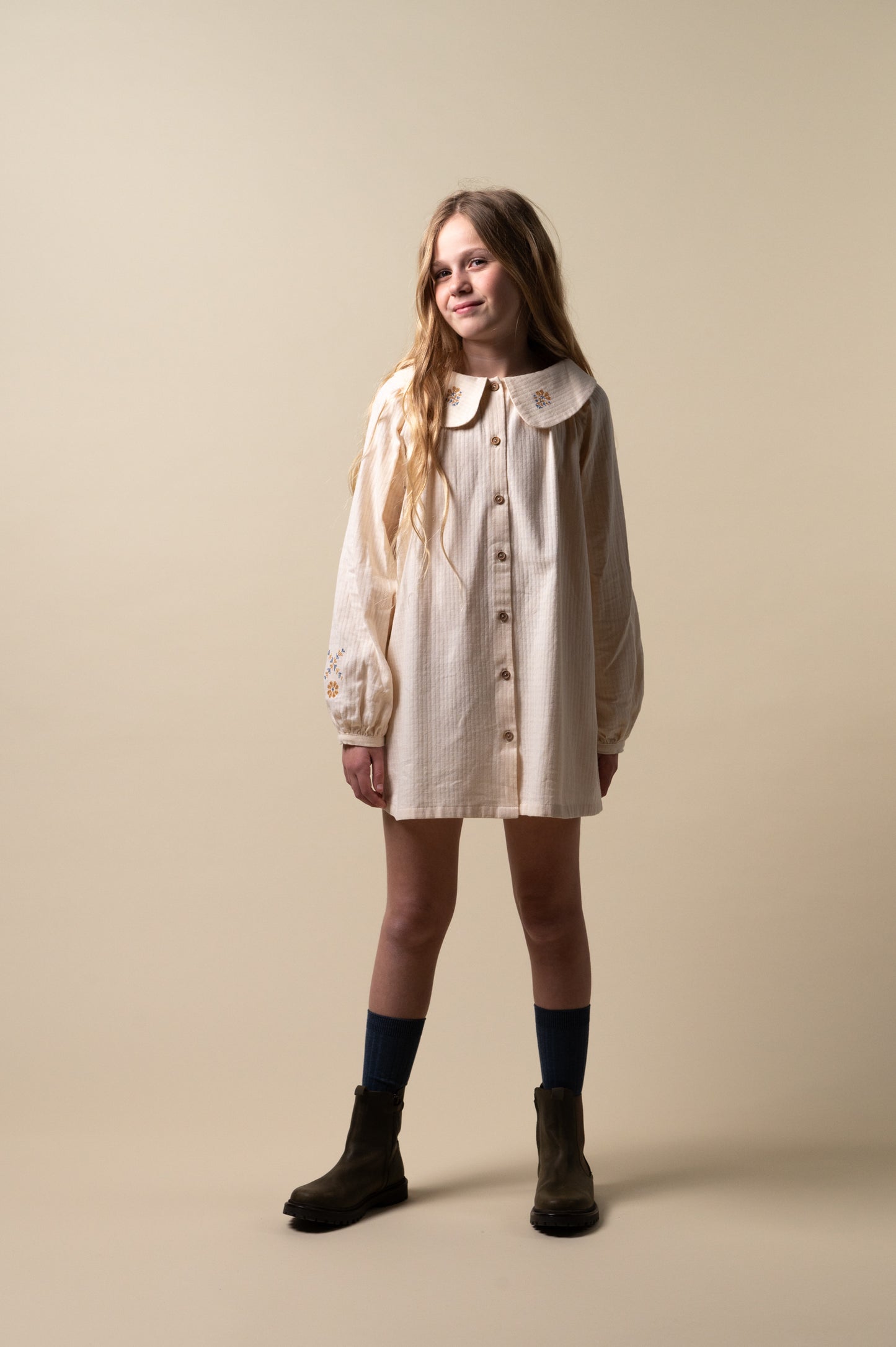 Vestido bordado crudo