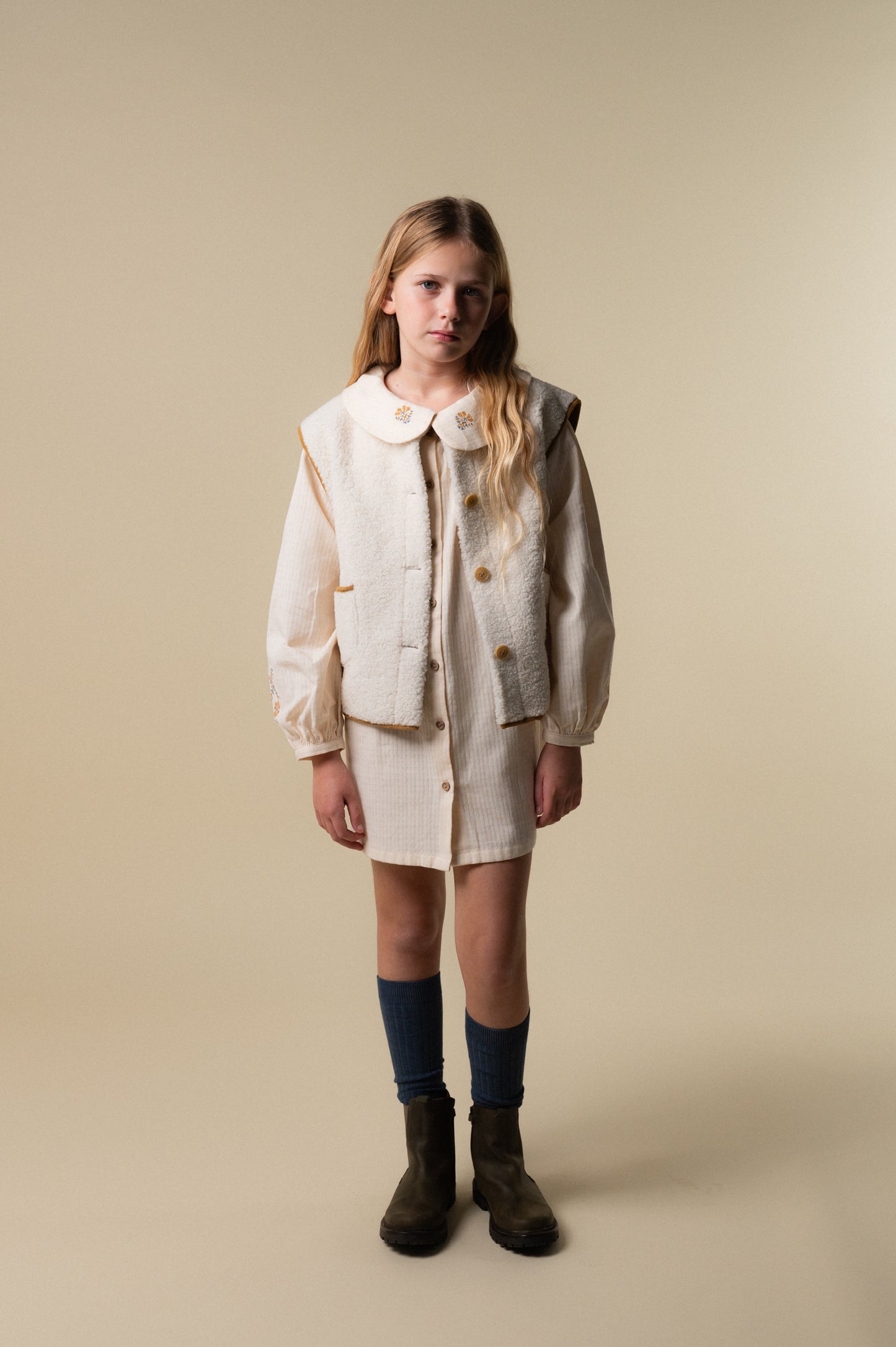 Vestido bordado crudo