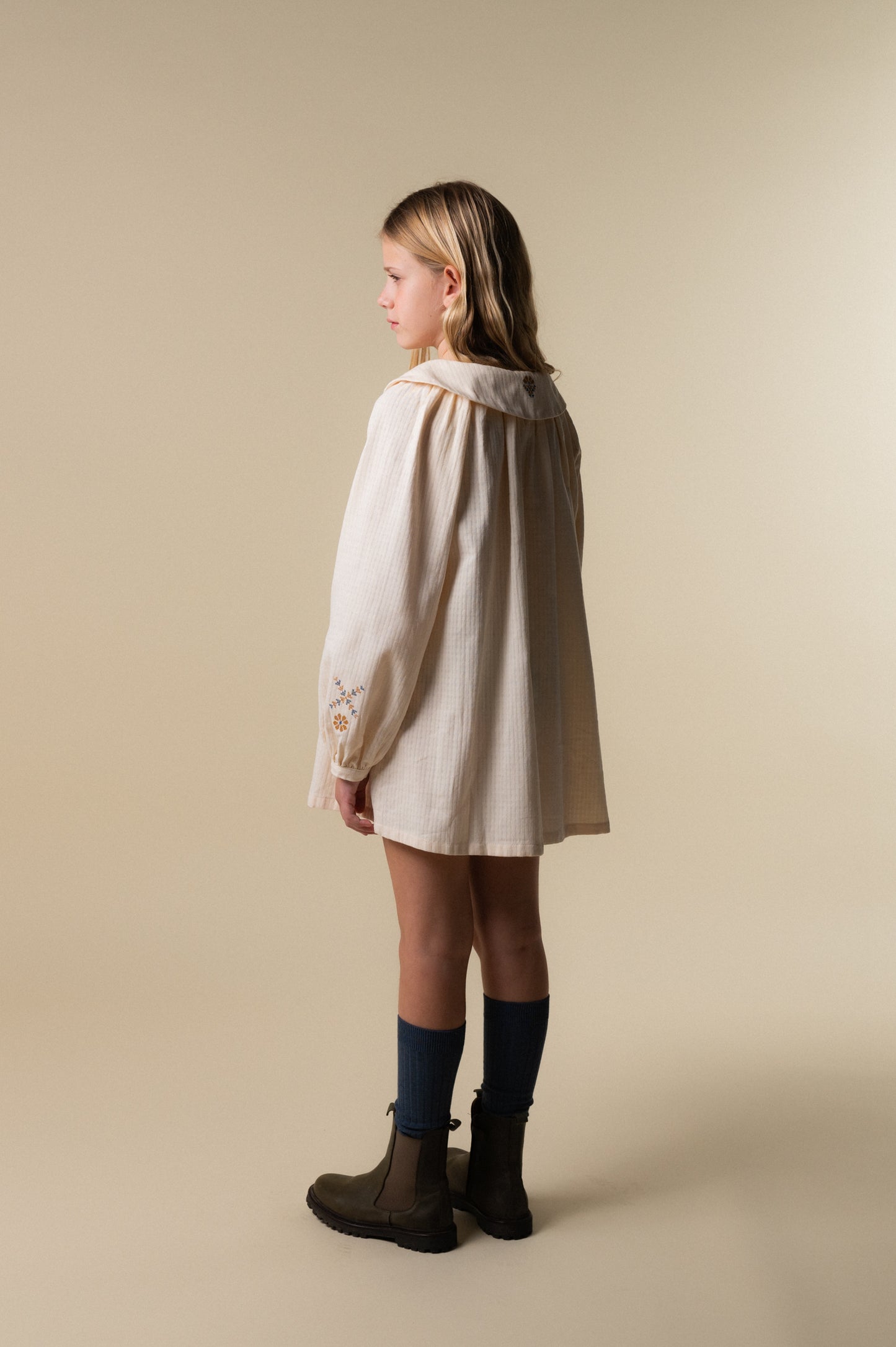 Vestido bordado crudo