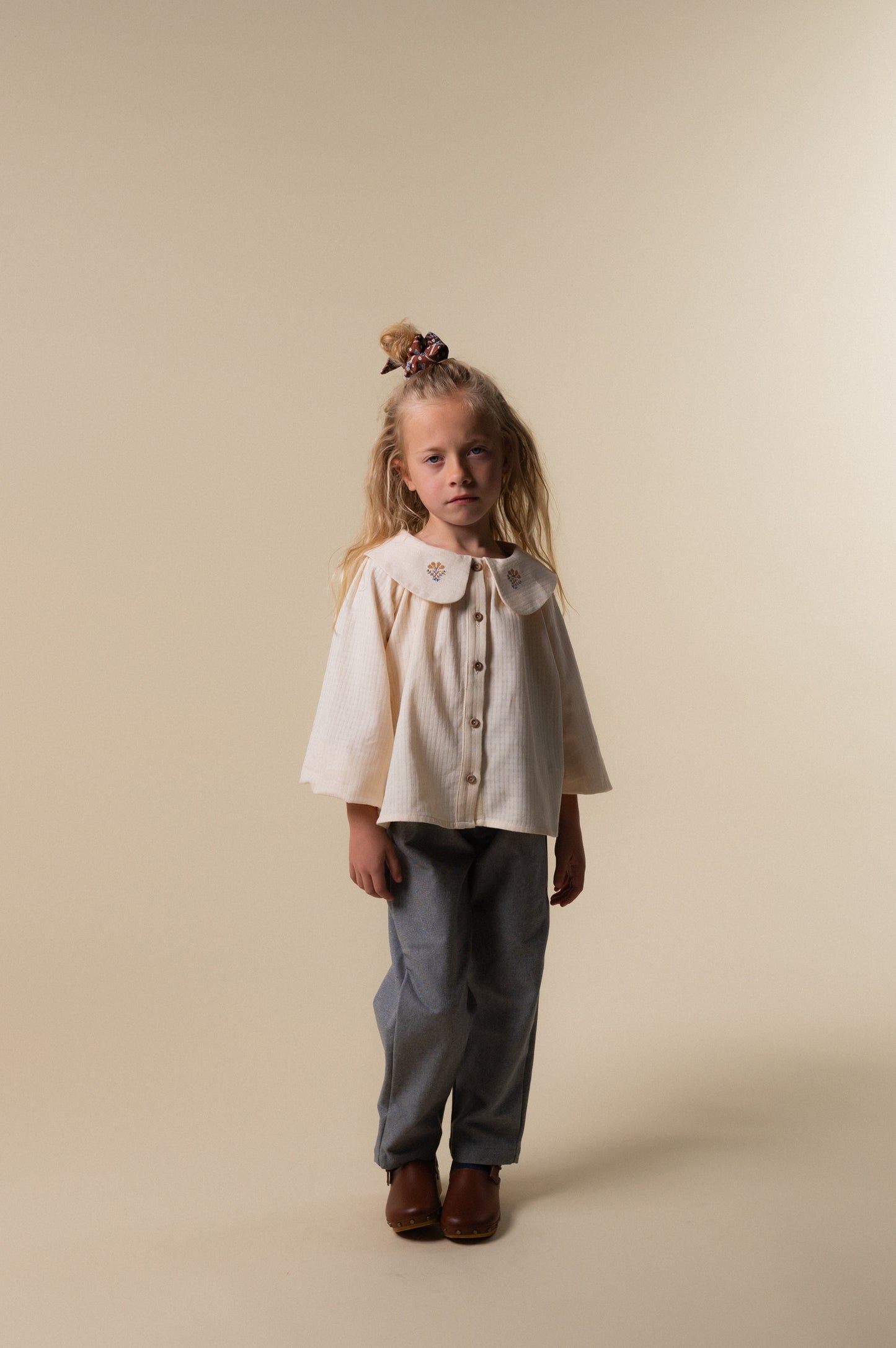 Camisa bordada cruda niña