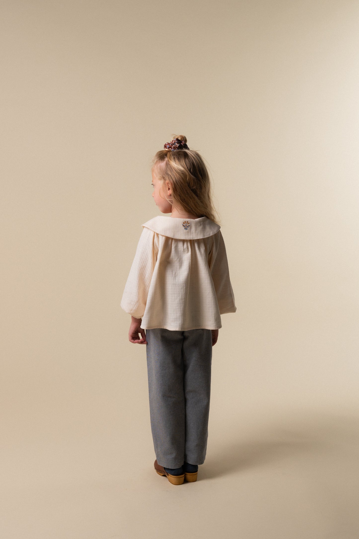 Camisa bordada cruda niña