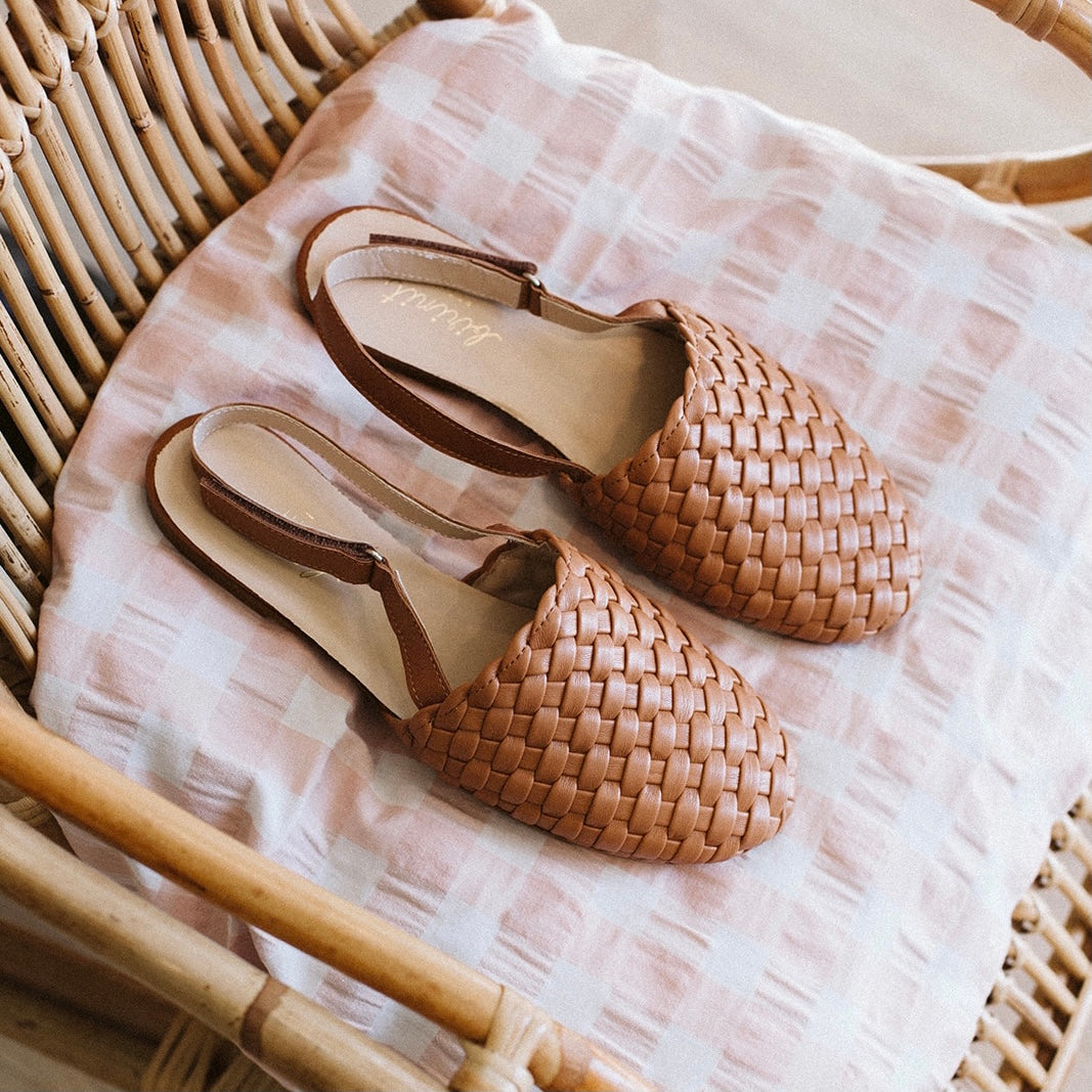 Woman sandals camel