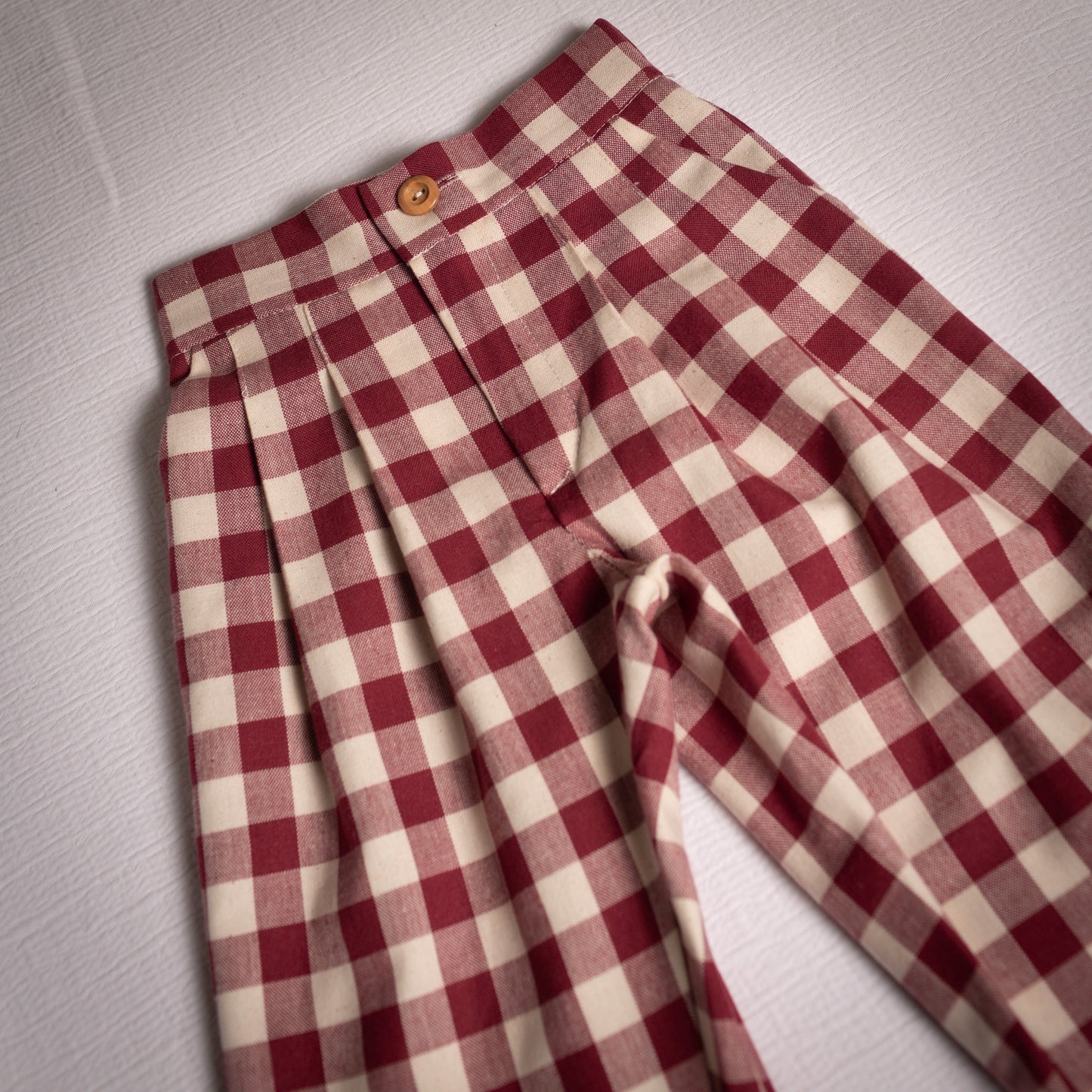 Pantalón pinzas vichy granate