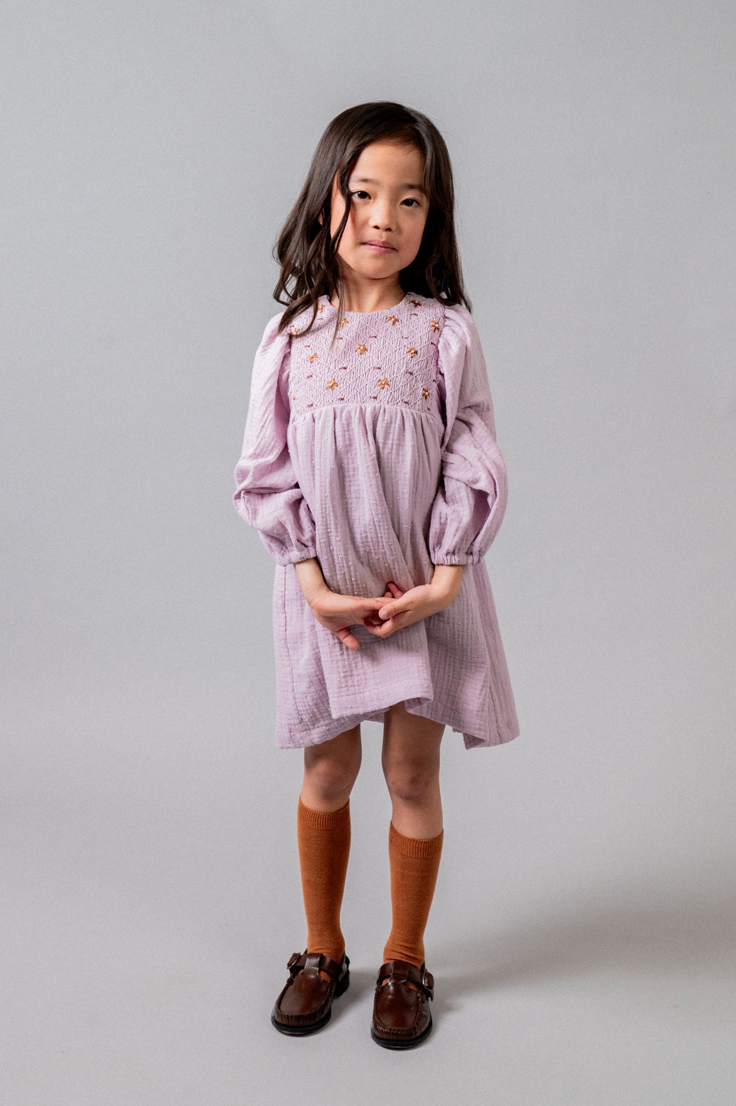 Vestido bordado nidos plumeti malva niña