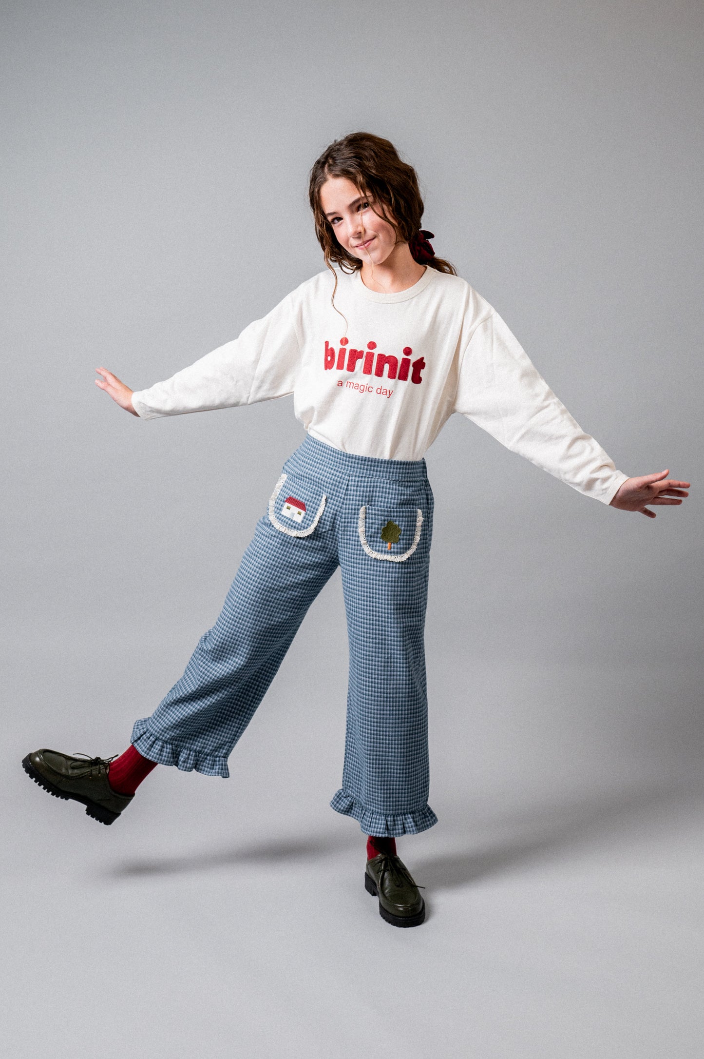 Pantalón largo bordado vichy índigo niña