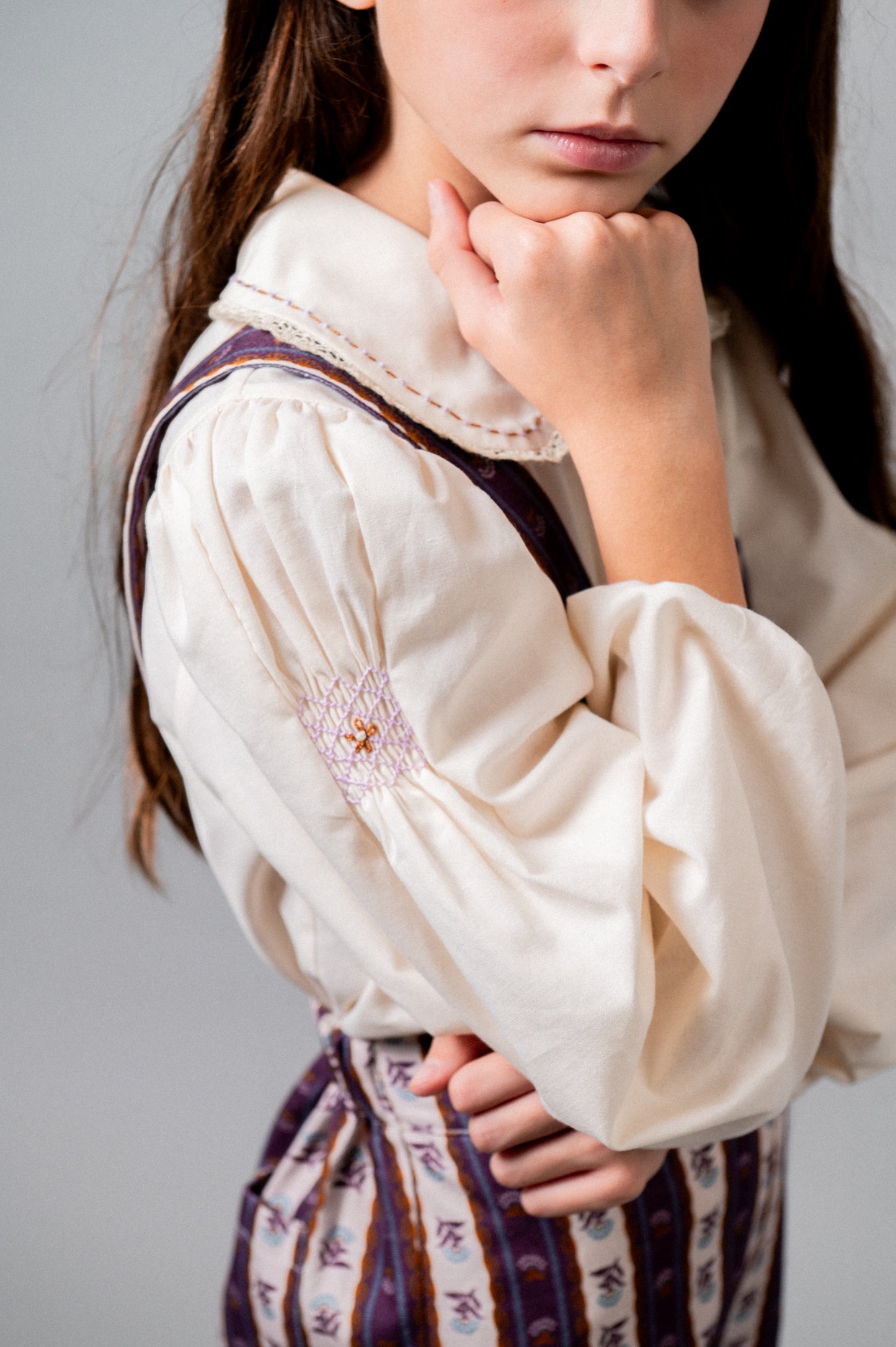Camisa cruda nidos bordados malvas niña