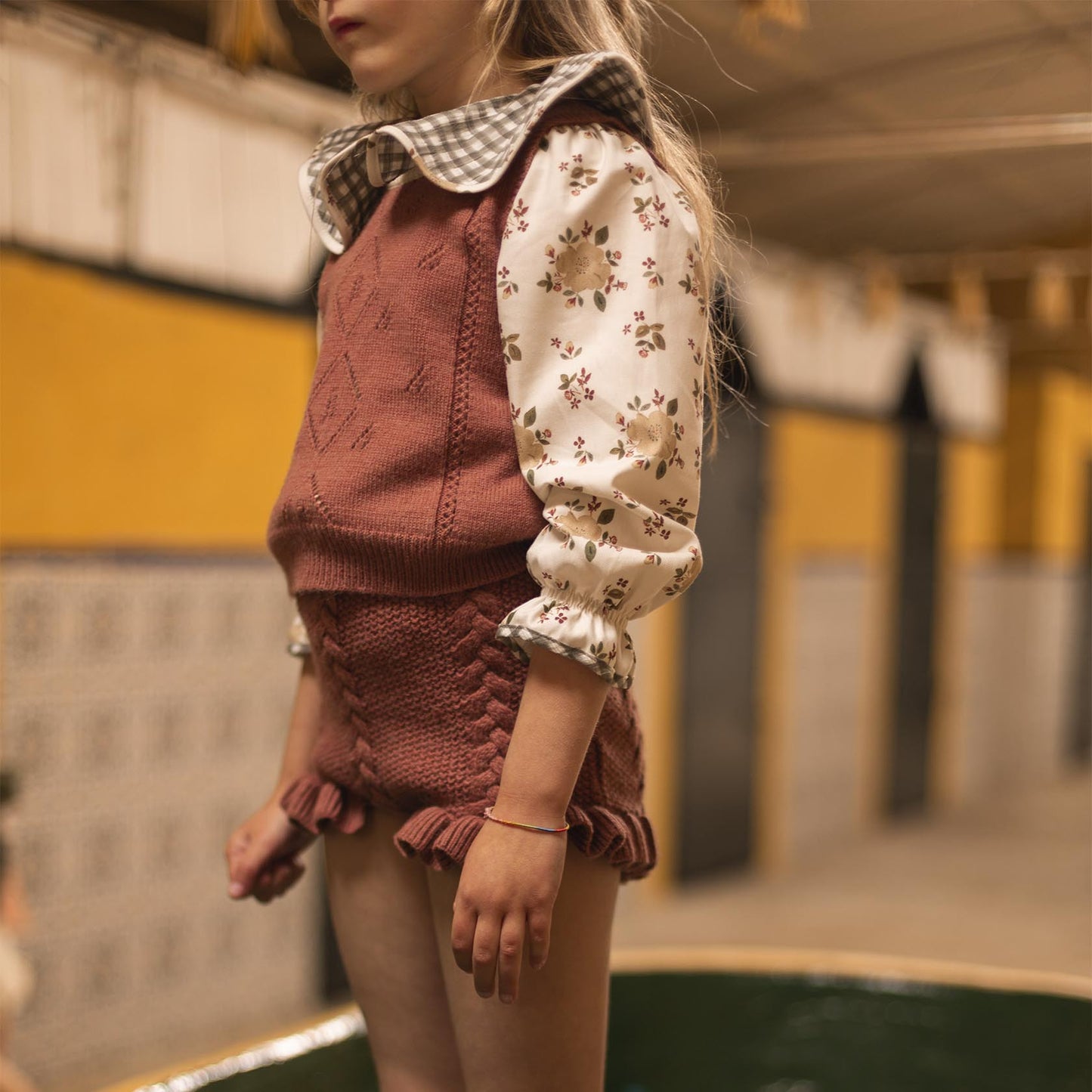 Terracotta vest with ivory collar