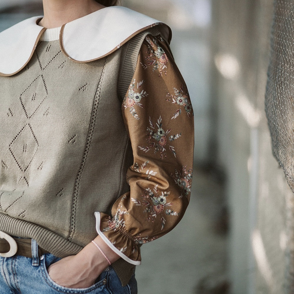 Woman greenish vest with ivory collar