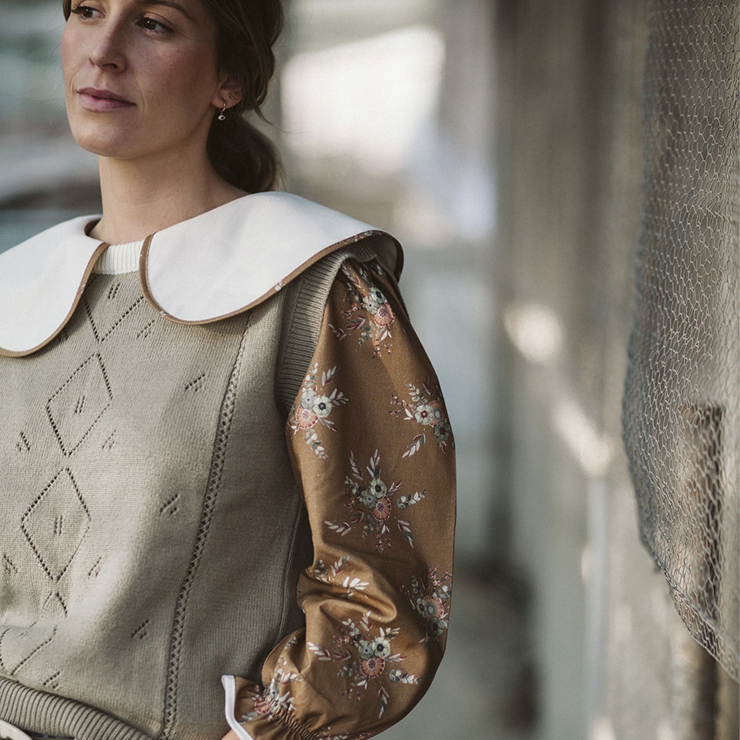 Woman greenish vest with ivory collar