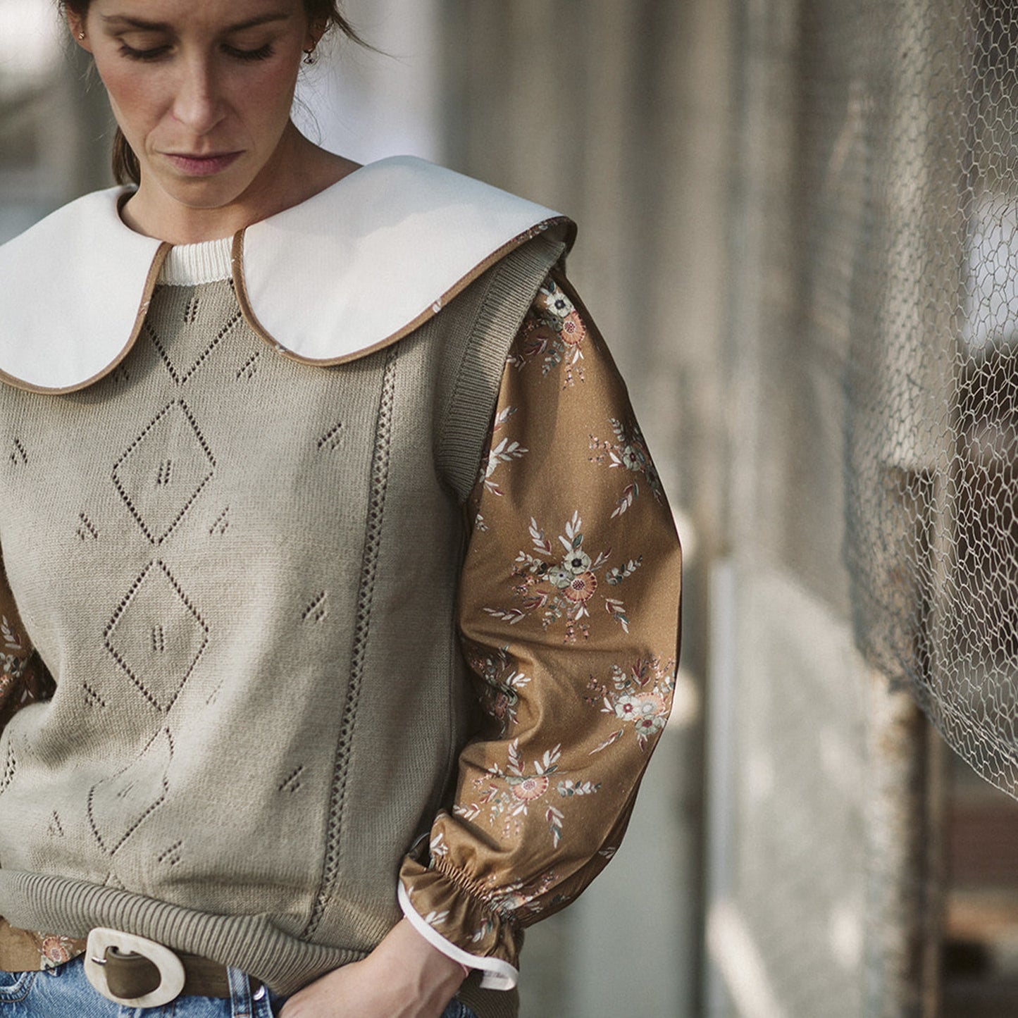 Woman greenish vest with ivory collar