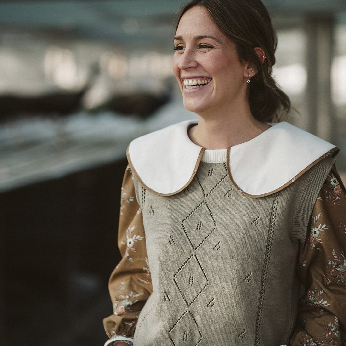 Woman greenish vest with ivory collar