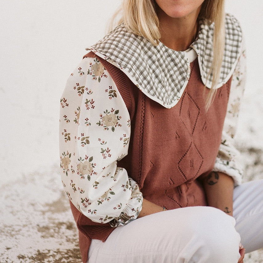 Woman terracotta vest with ivory collar