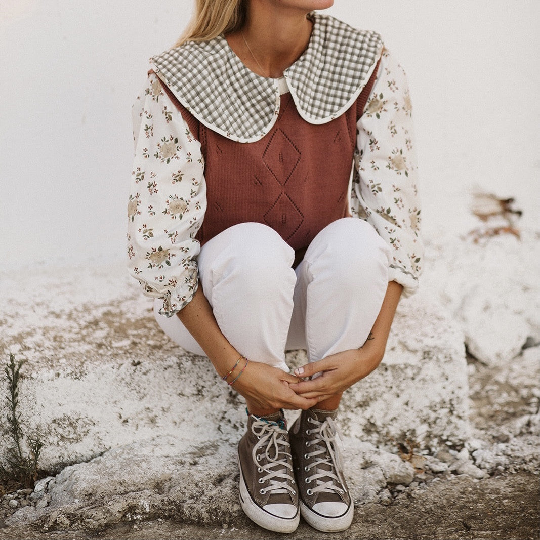 Woman terracotta vest with ivory collar