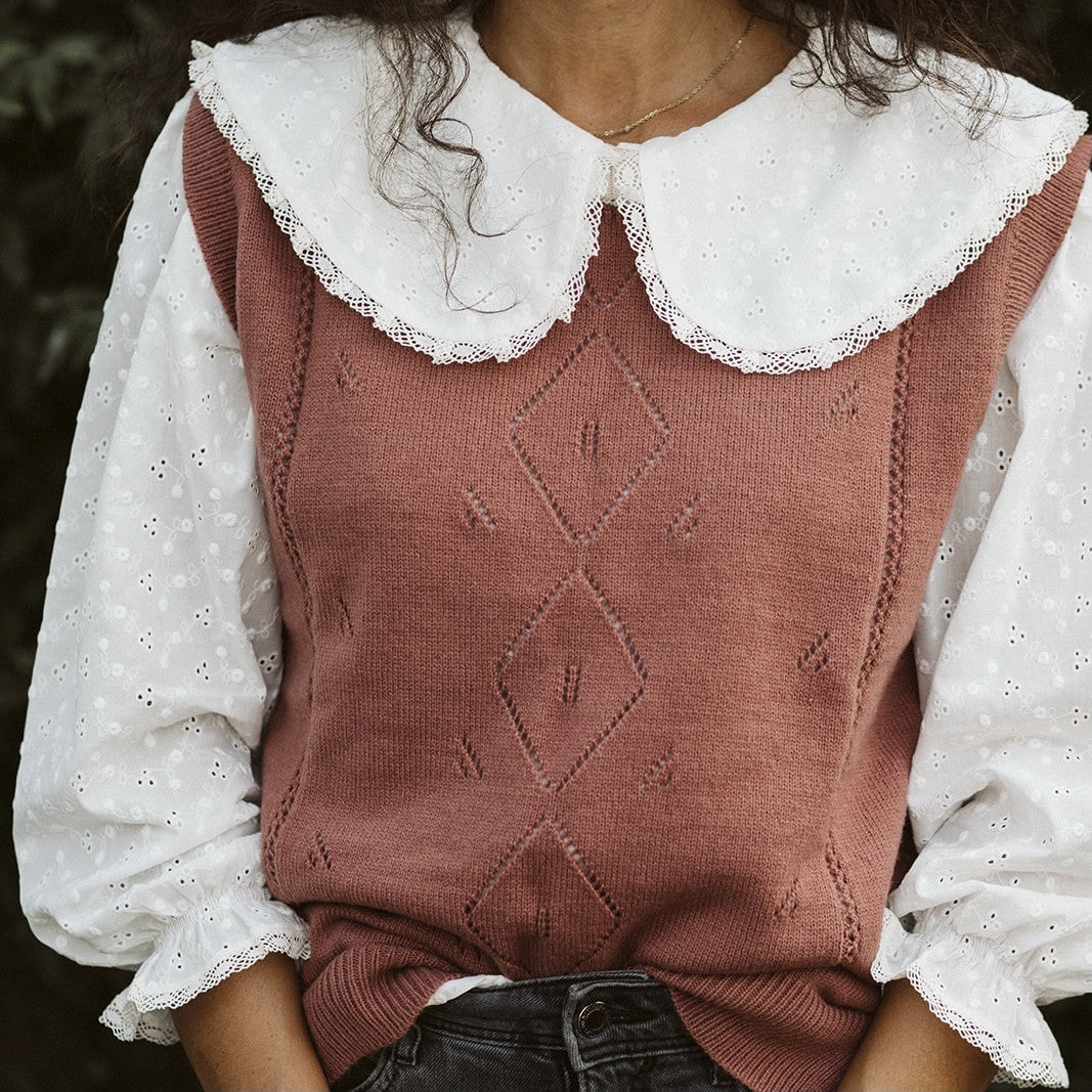 Woman terracotta vest with ivory collar