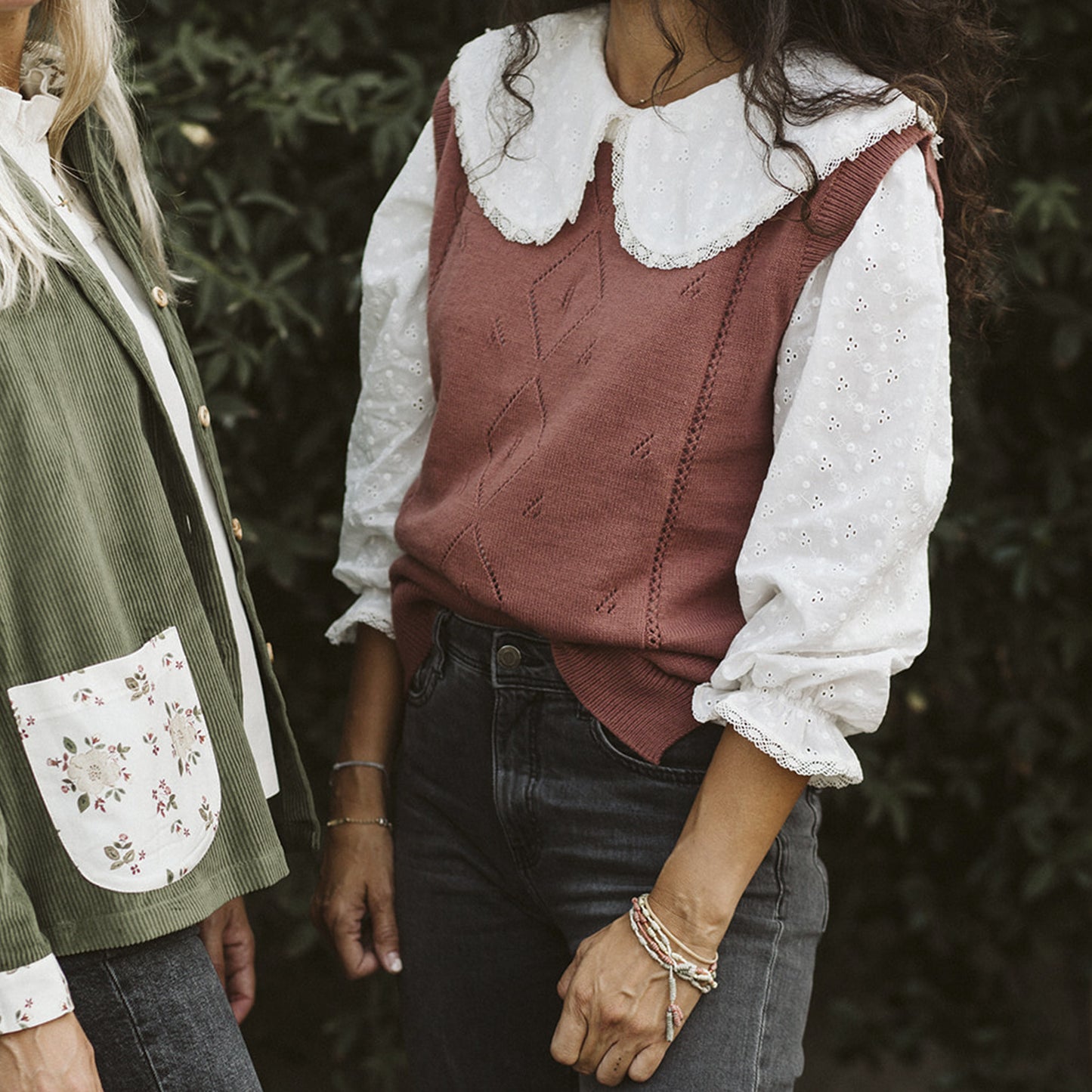 Woman terracotta vest with ivory collar