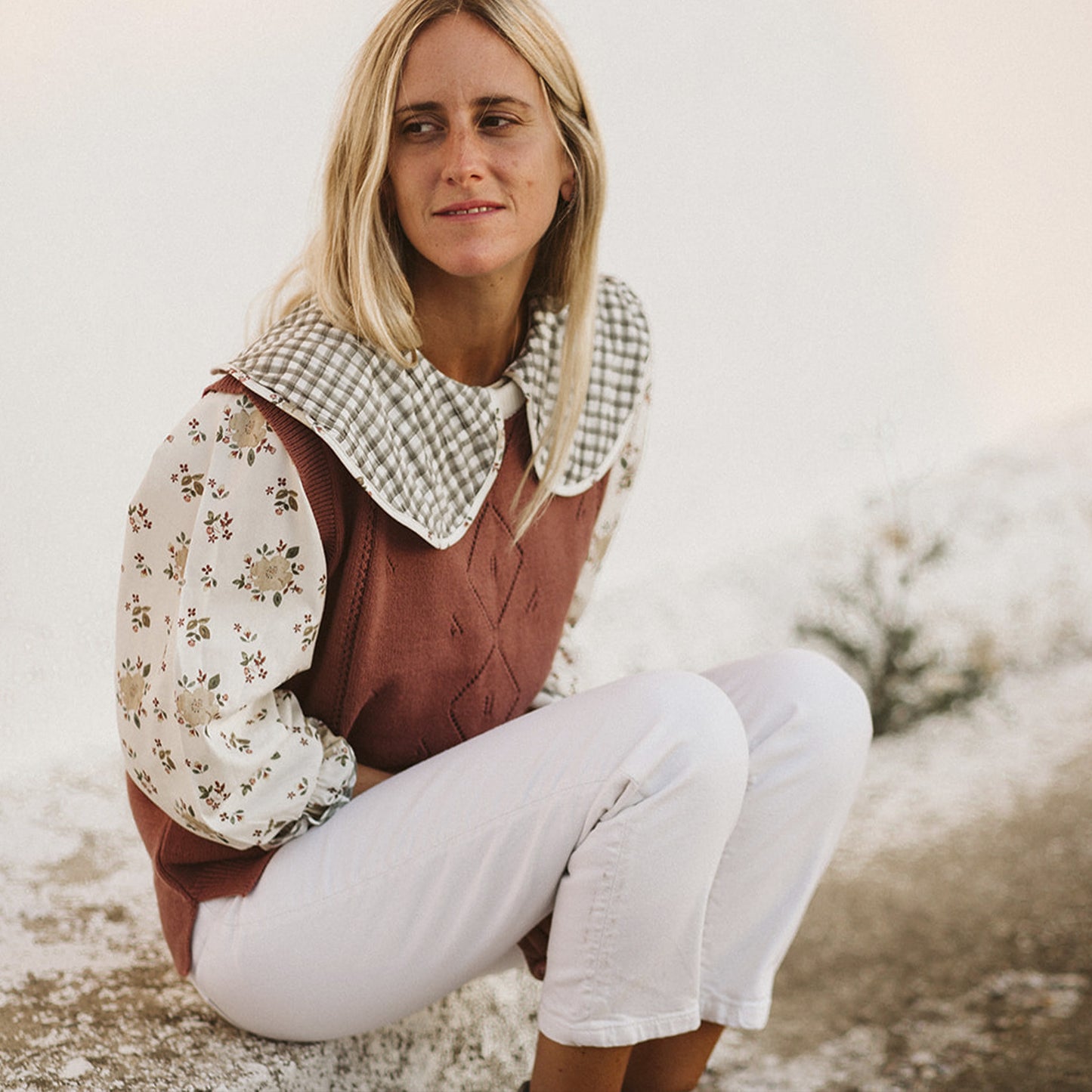 Woman terracotta vest with ivory collar