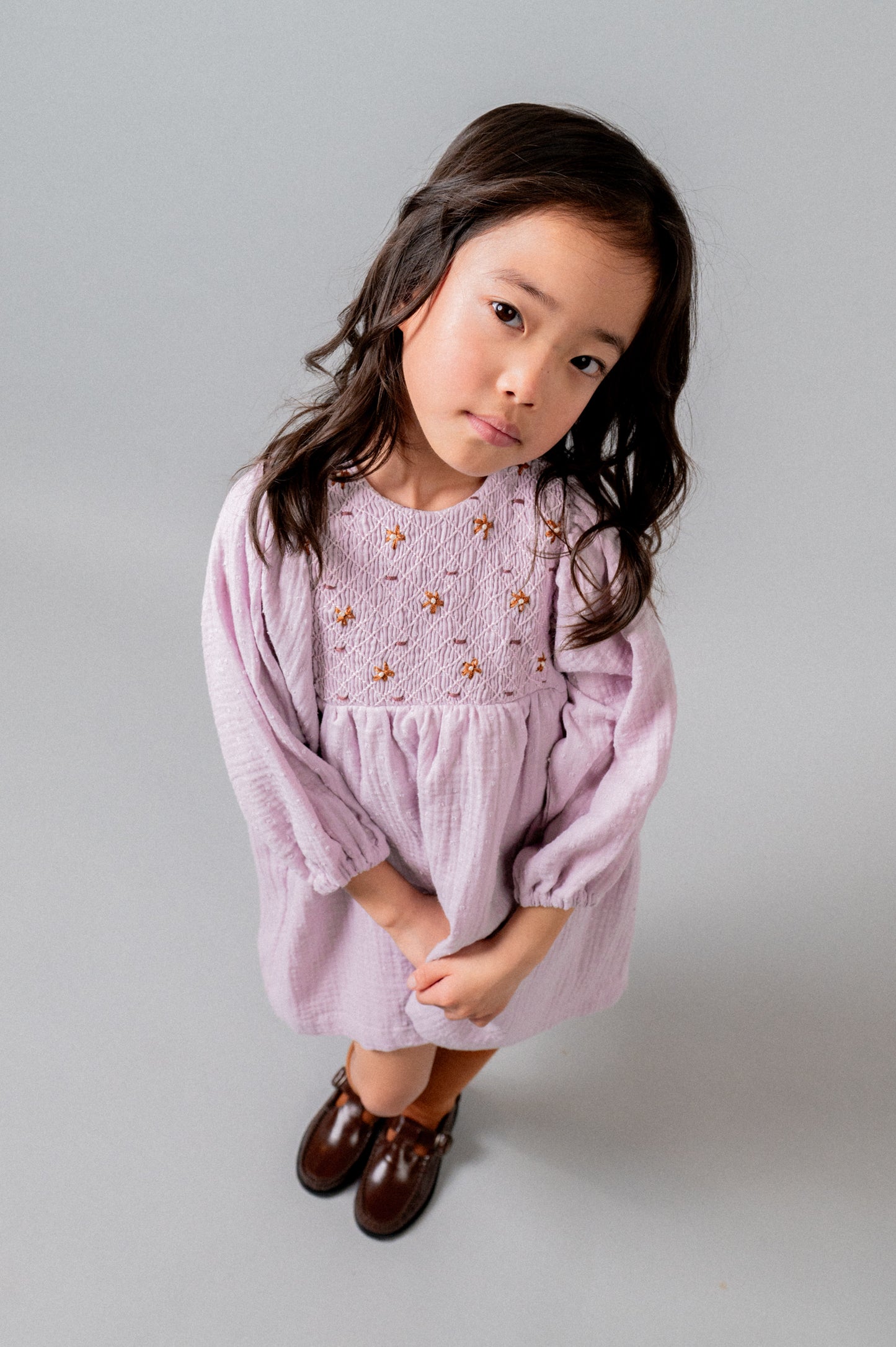 Vestido bordado nidos plumeti malva niña