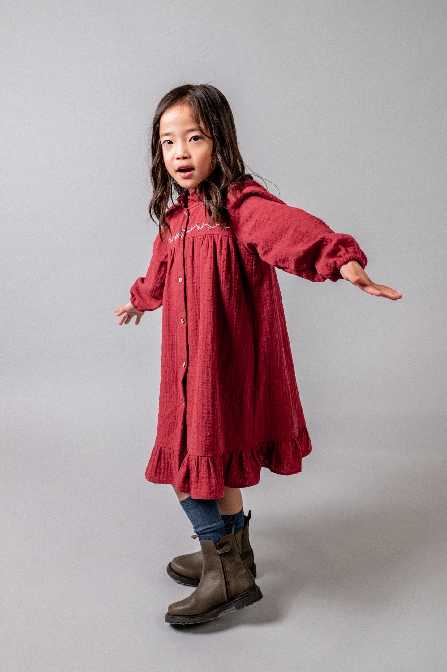 Vestido bordado plumeti granate niña