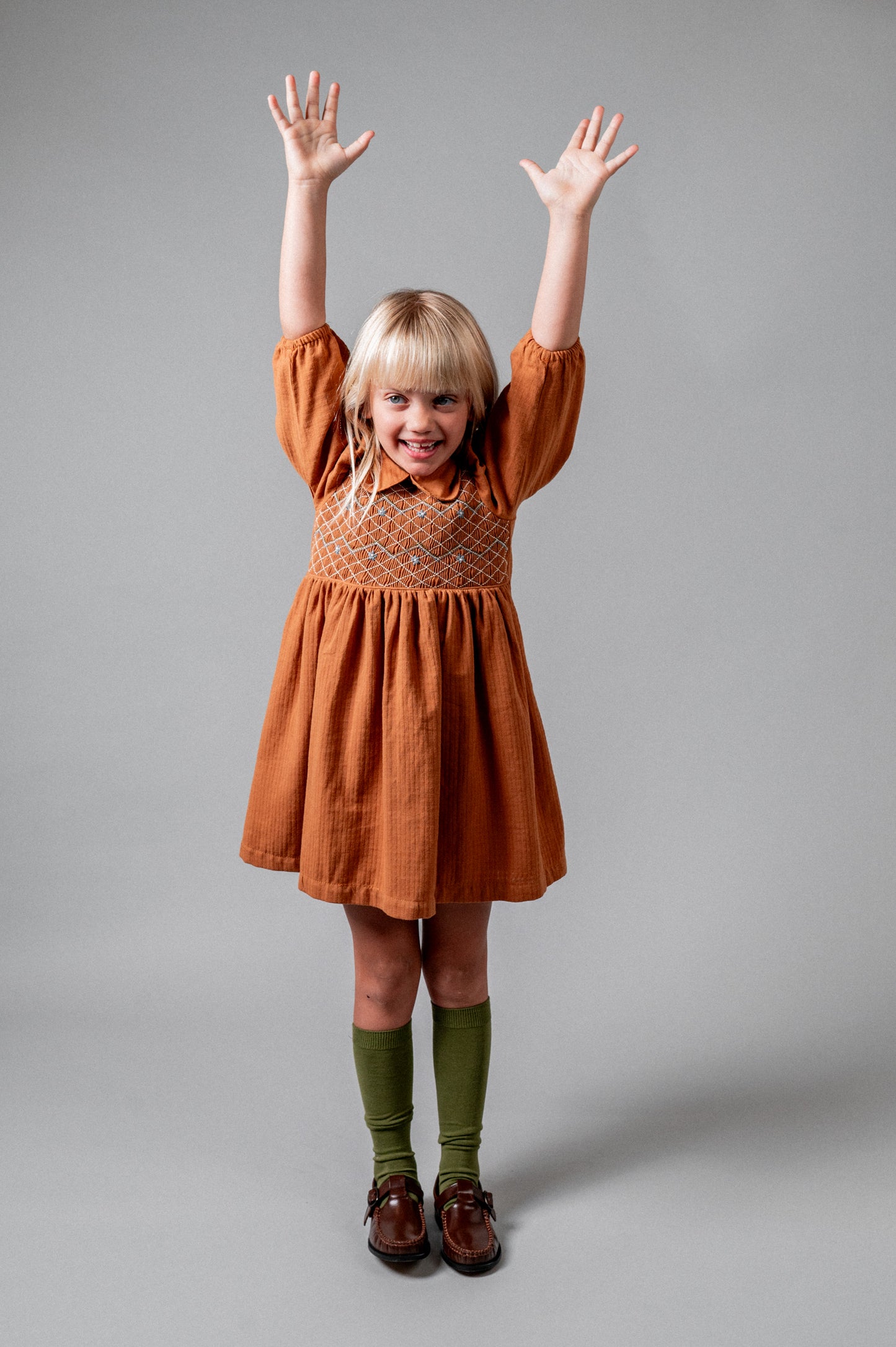 Vestido bordado nidos toffee niña