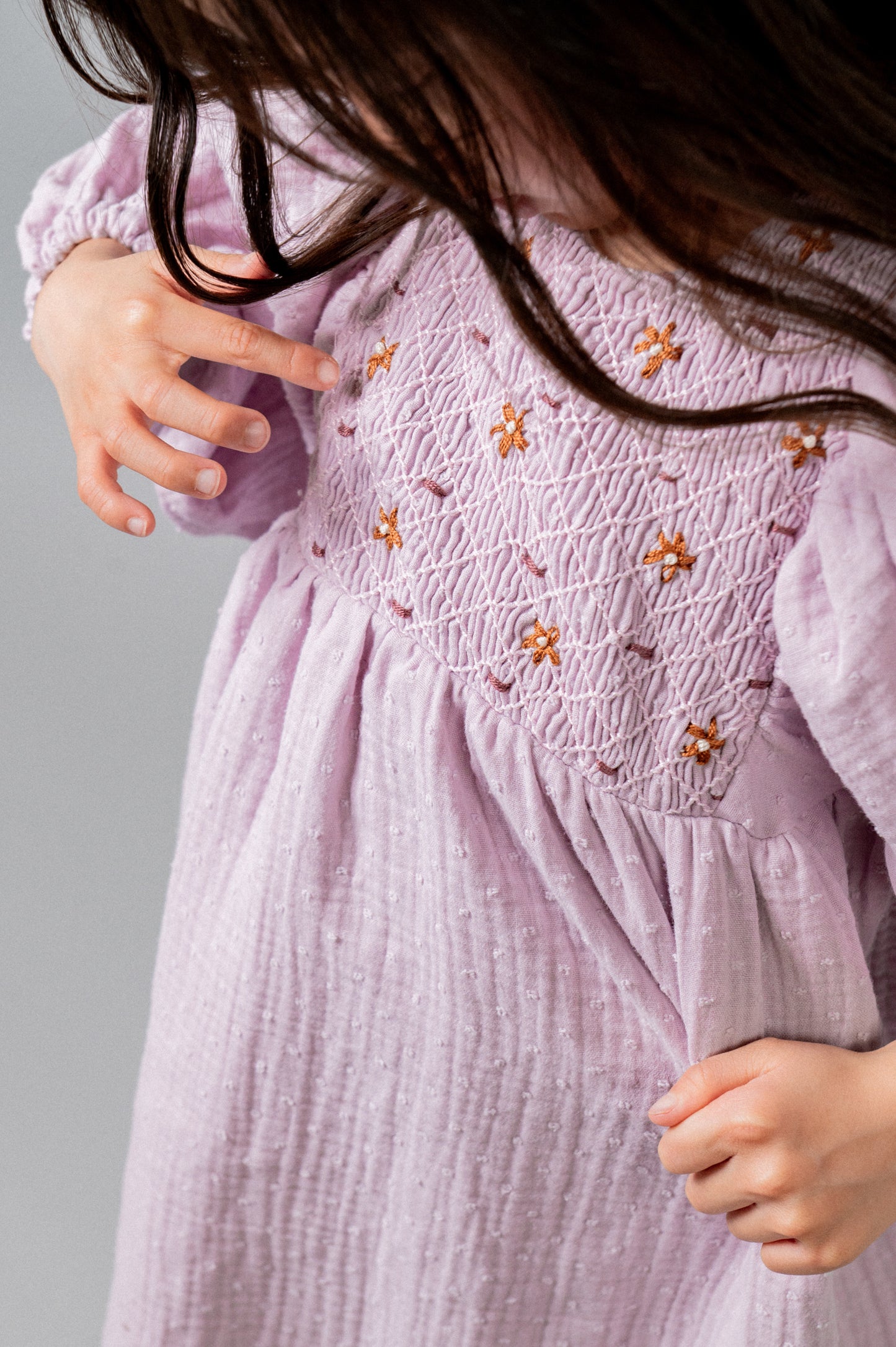Vestido bordado nidos plumeti malva niña