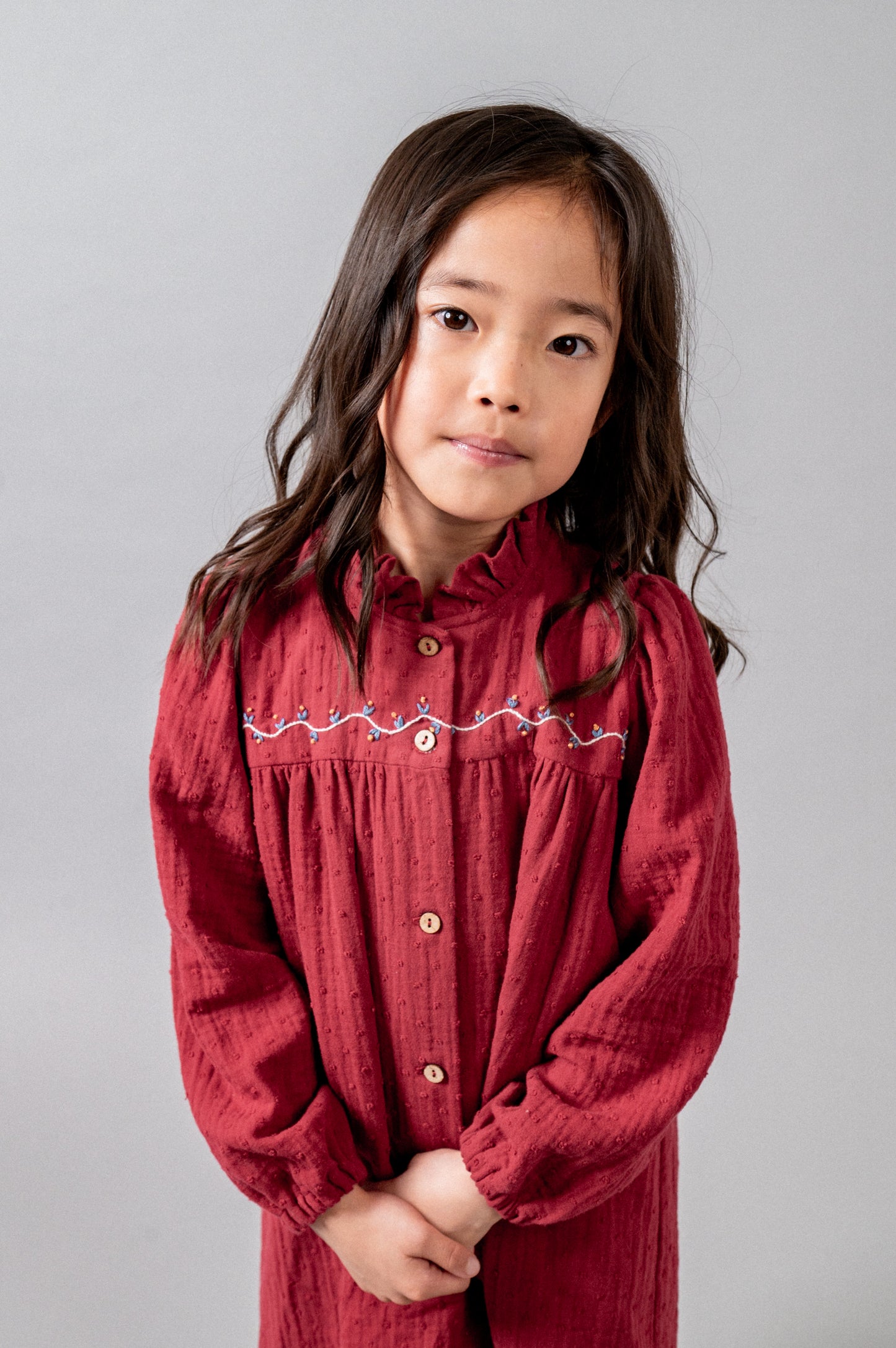 Vestido bordado plumeti granate niña