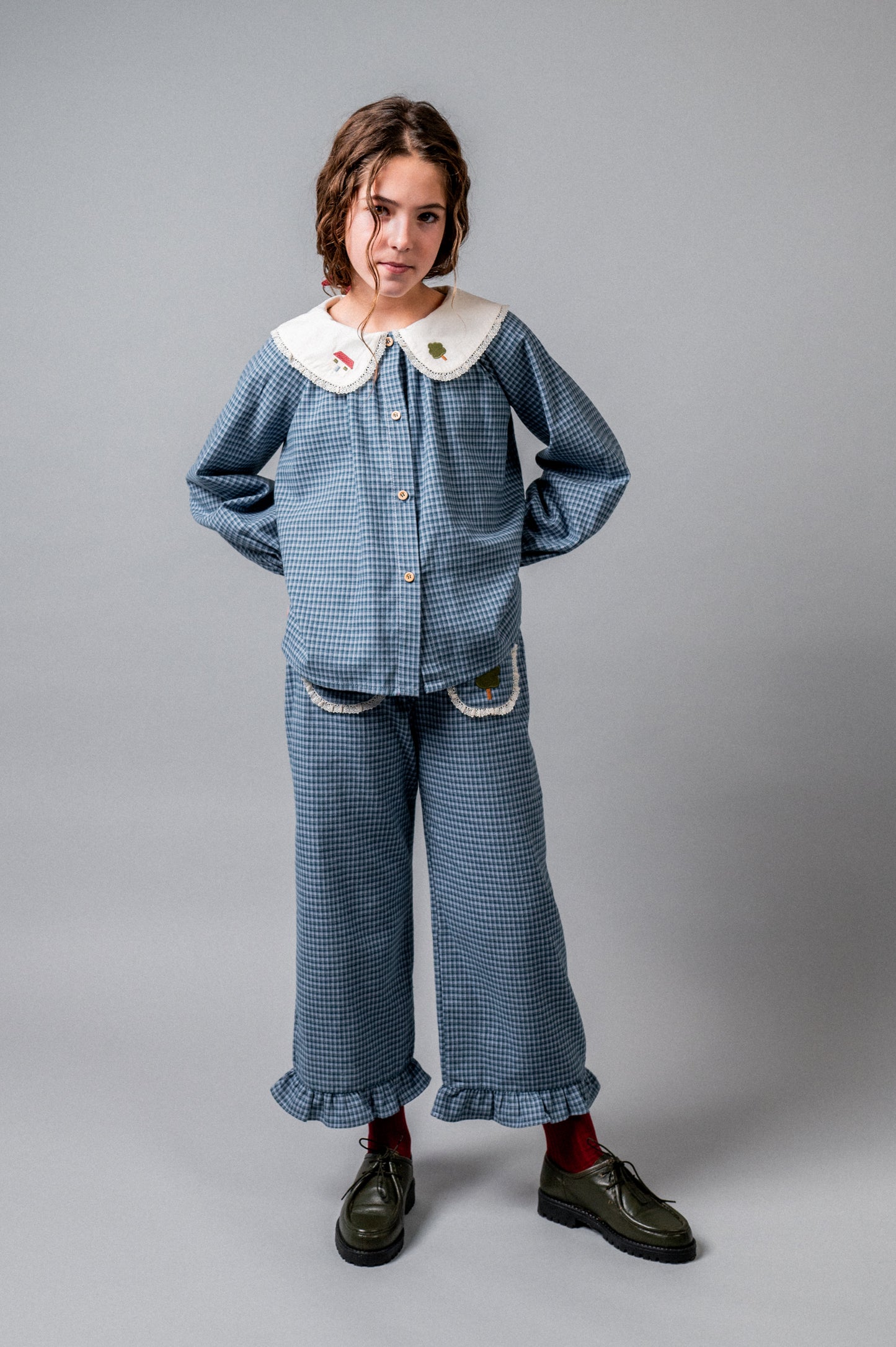 Pantalón largo bordado vichy índigo niña