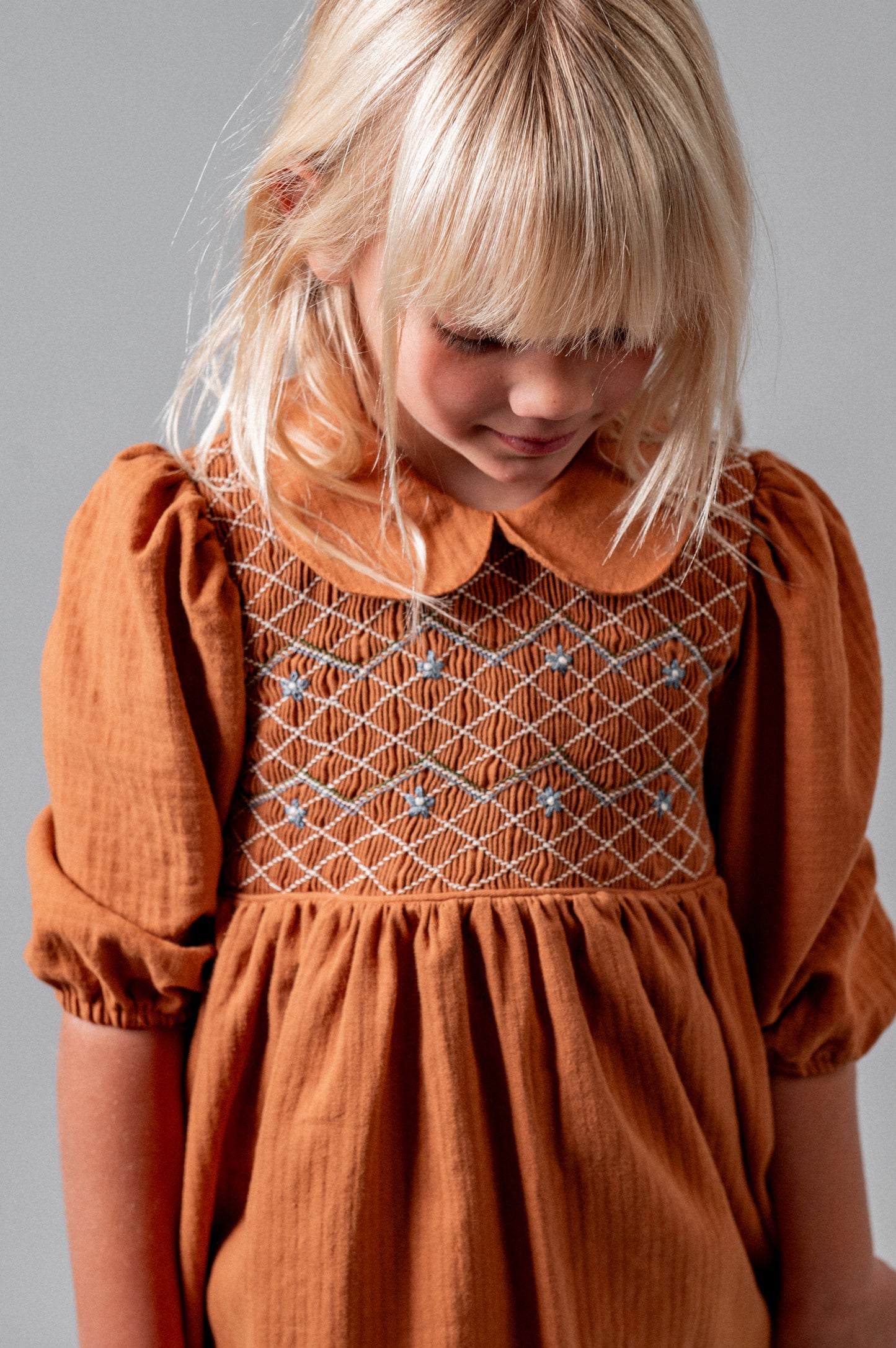 Vestido bordado nidos toffee niña