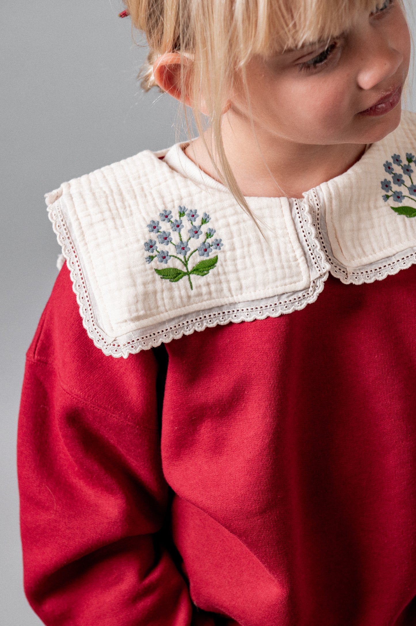 Sudadera cherry cuello bordado niña