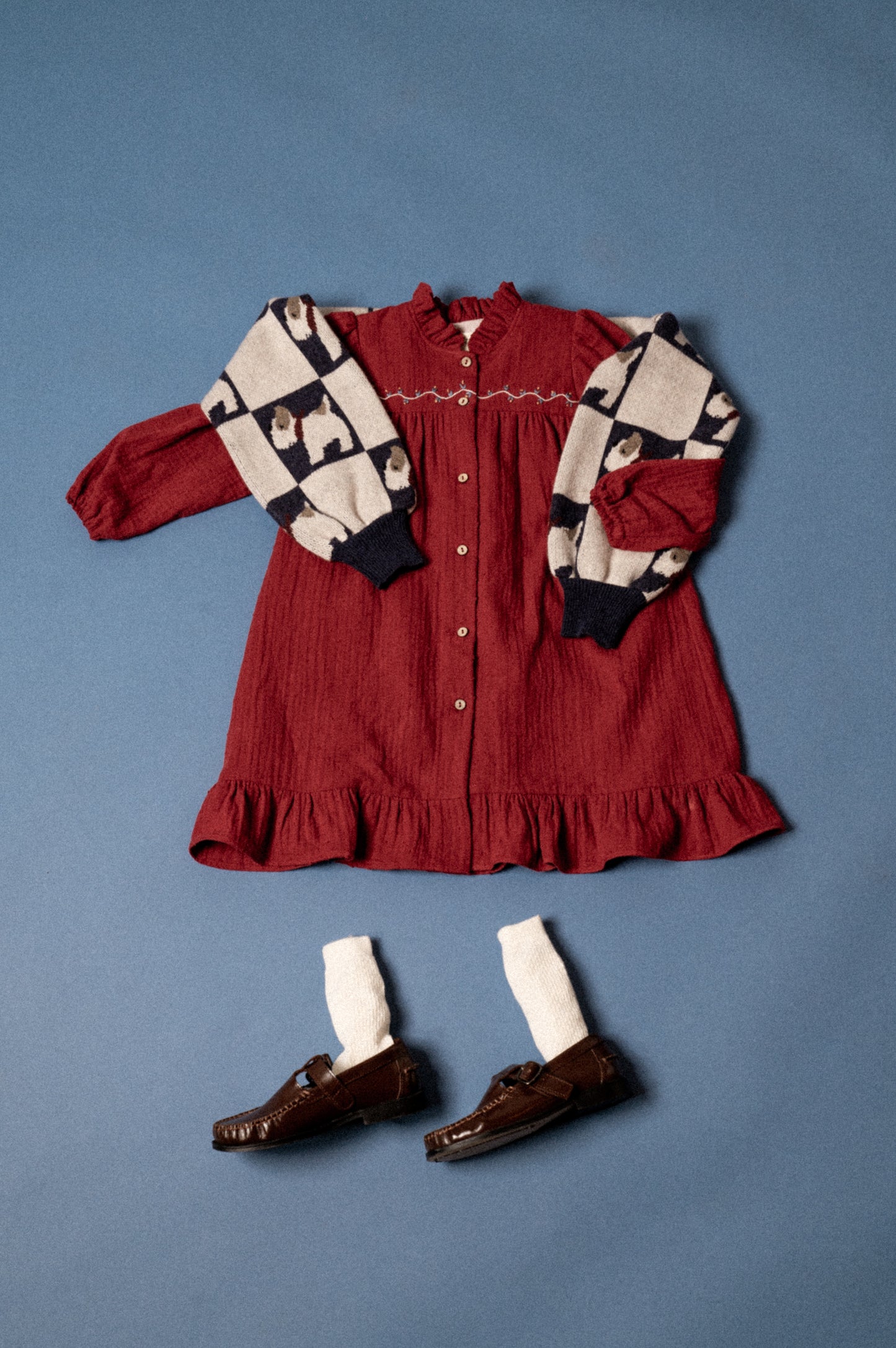 Vestido bordado plumeti granate niña
