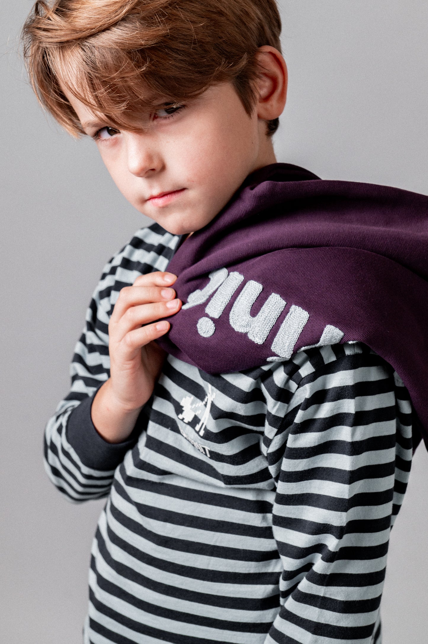 Camiseta rayas bordados niño