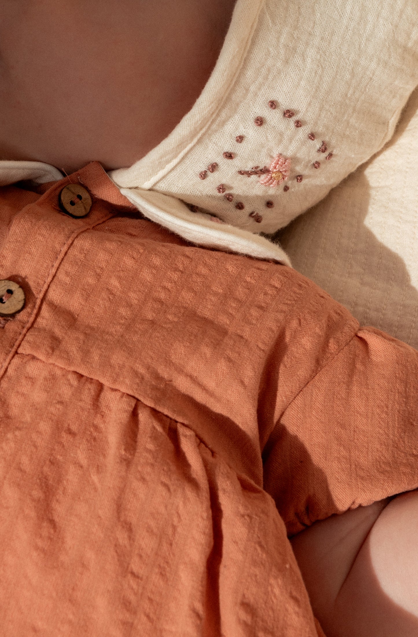 Capota cruda bordada recién nacido