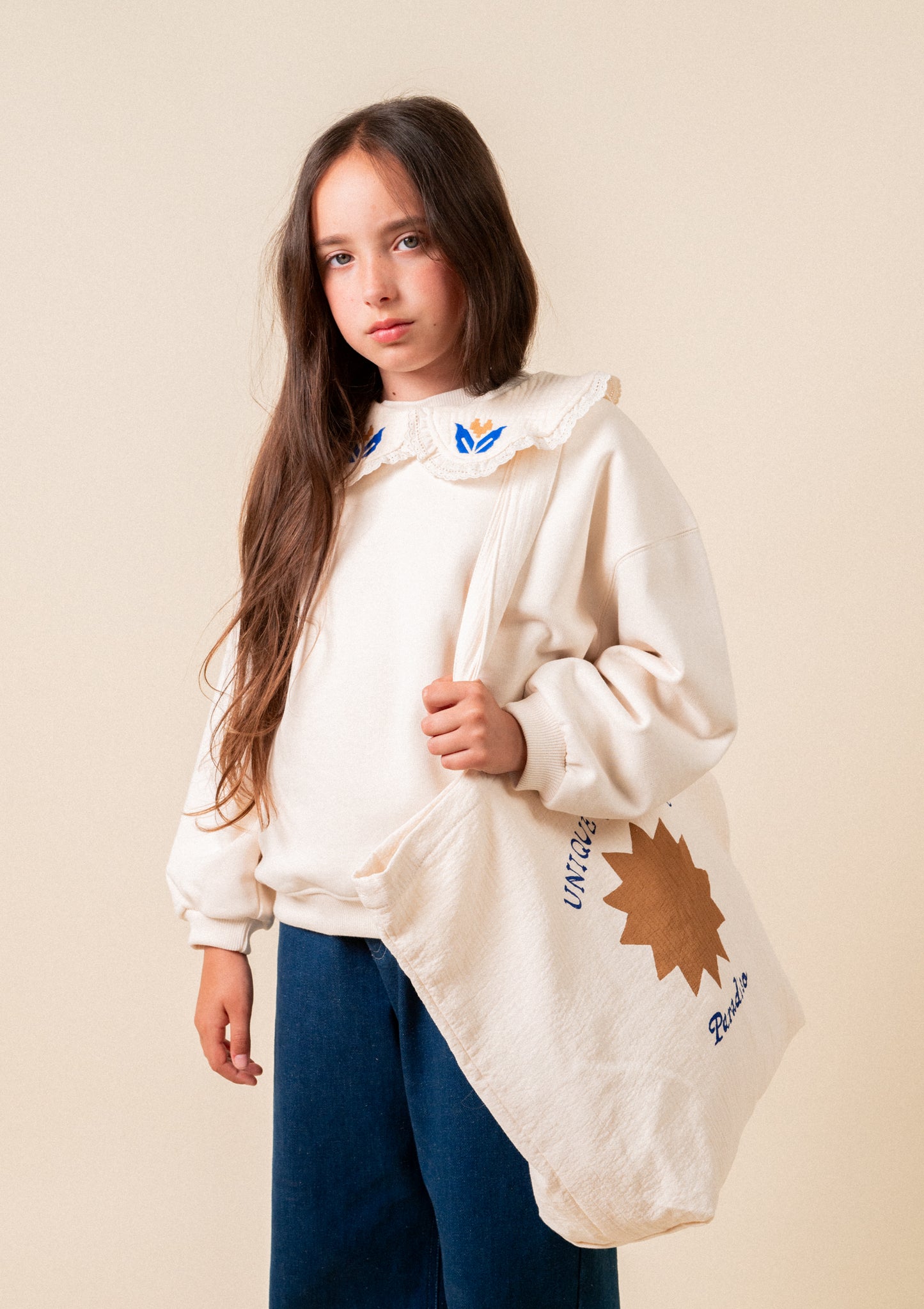 Embroidered collar hoodie girl