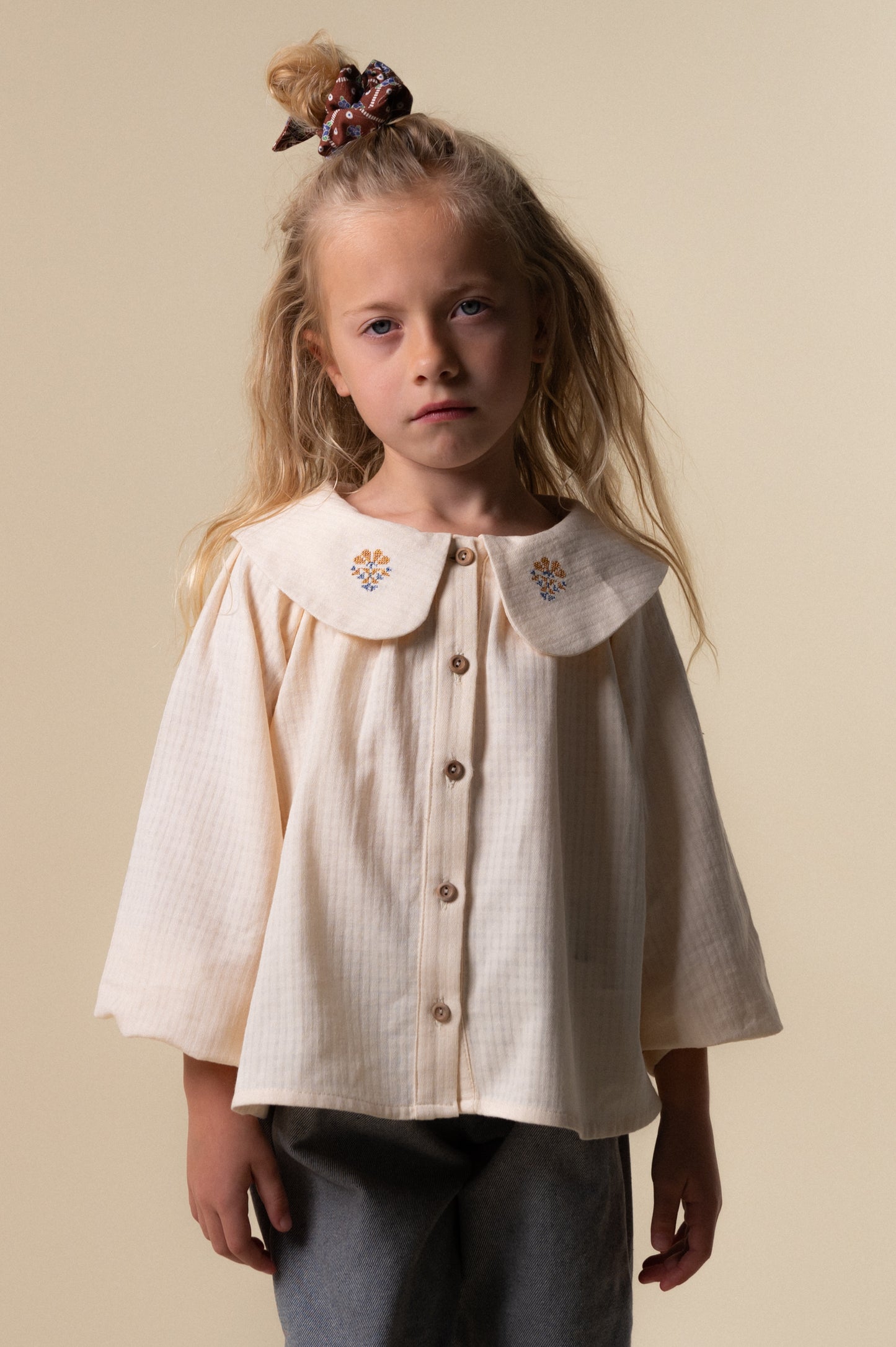 Camisa bordada cruda niña
